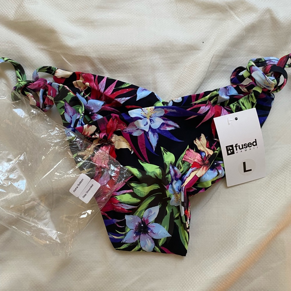 Fused Hawaii Stay Grounded Aloha Bottom w/ tie sides. NWT. Size L